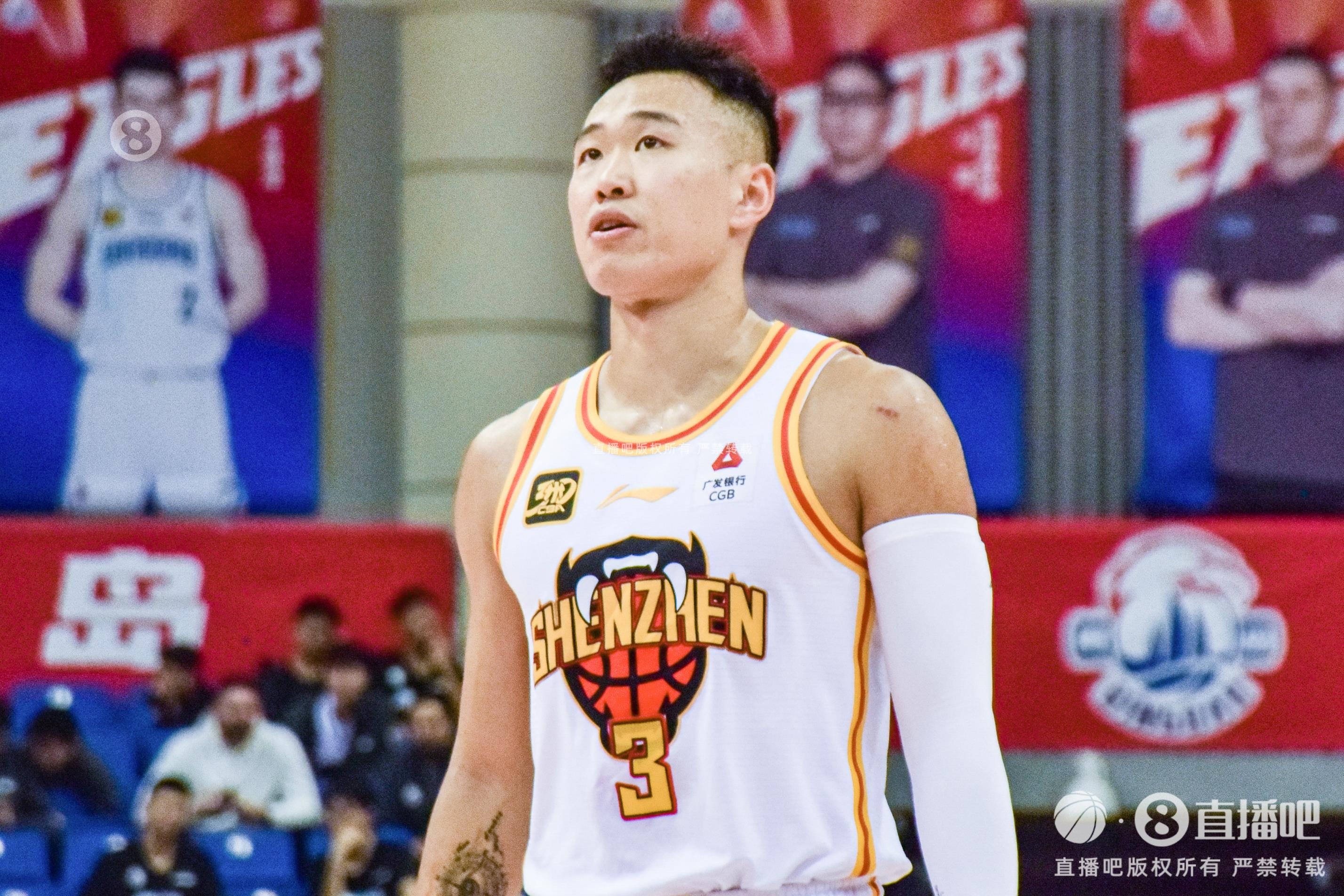 下半場(chǎng)沒給打！賀希寧14分鐘3中0無得分 僅拿3籃板